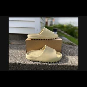 Yeezy slides (desert sand)
